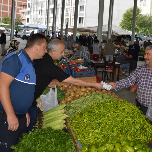 Havza sebze pazarında fiyat etiketi denetimi yapıldı
