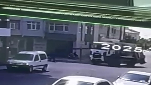 Çöp kamyonunun çarptığı yaya öldü; kaza kamerada