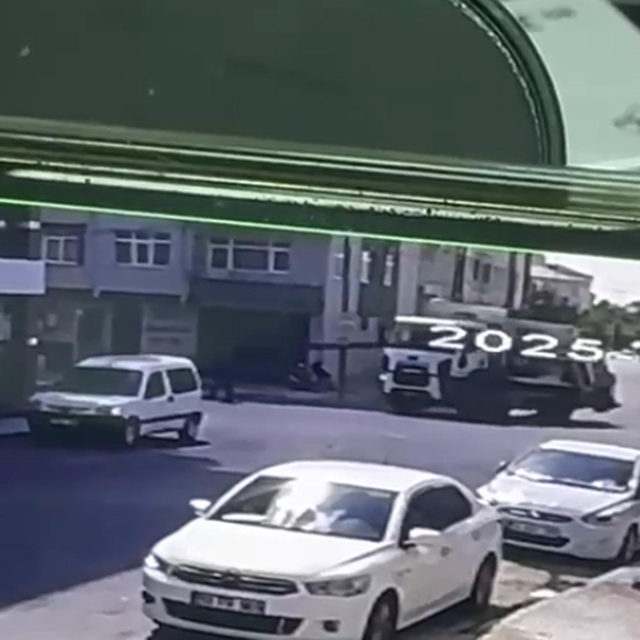 Çöp kamyonunun çarptığı yaya öldü; kaza kamerada