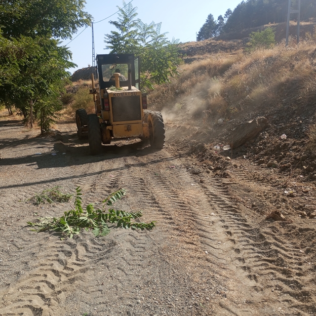 Sivrice'de belediye ekiplerinden temizlik çalışması