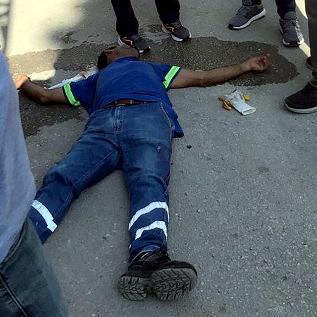 Balkondan sokağa çöp atıp, tepki gösteren temizlik işçisini darbettiler