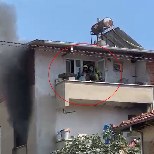 Yangında mahsur kalan kadını, itfaiye ekipleri kurtardı