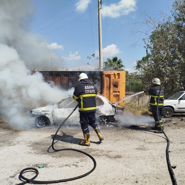 Adana'da park halindeki otomobil yandı
