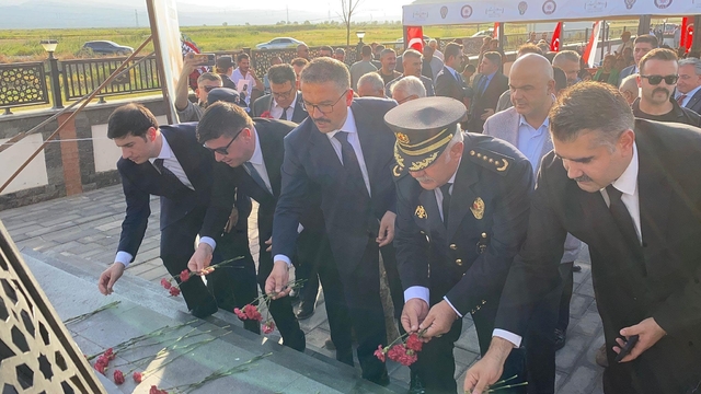 Iğdır'da şehit 13 polis dualarla anıldı