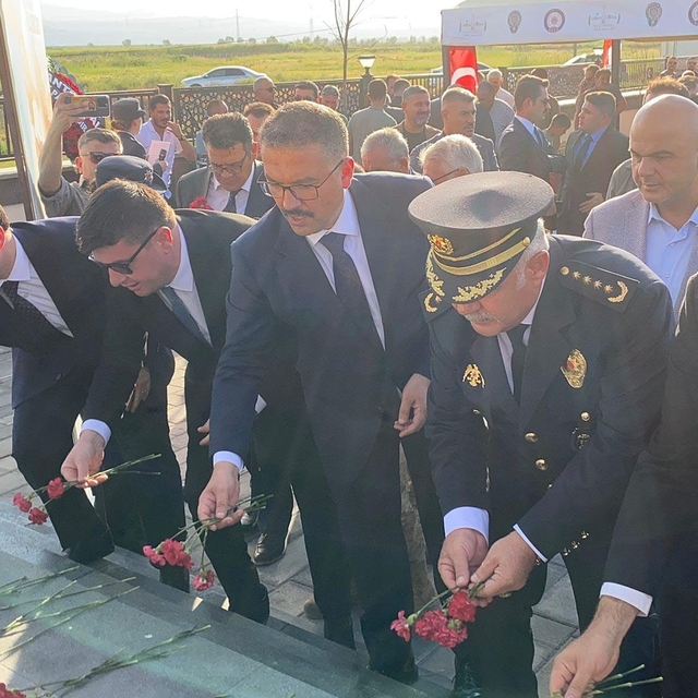 Iğdır'da şehit 13 polis dualarla anıldı