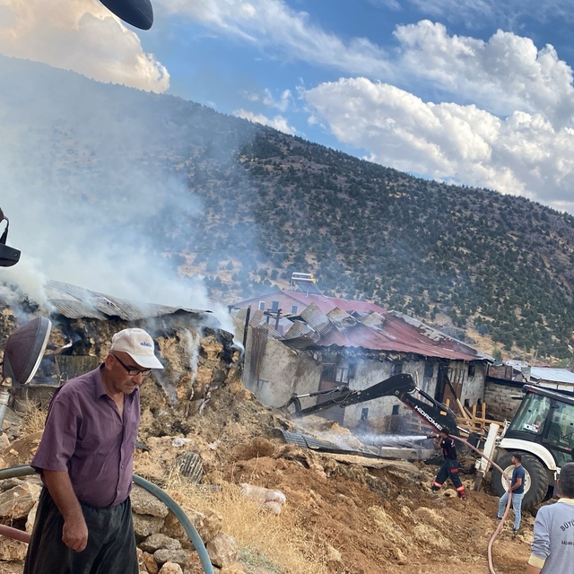 Malatya'da çıkan yangında 10 büyükbaş hayvan telef oldu