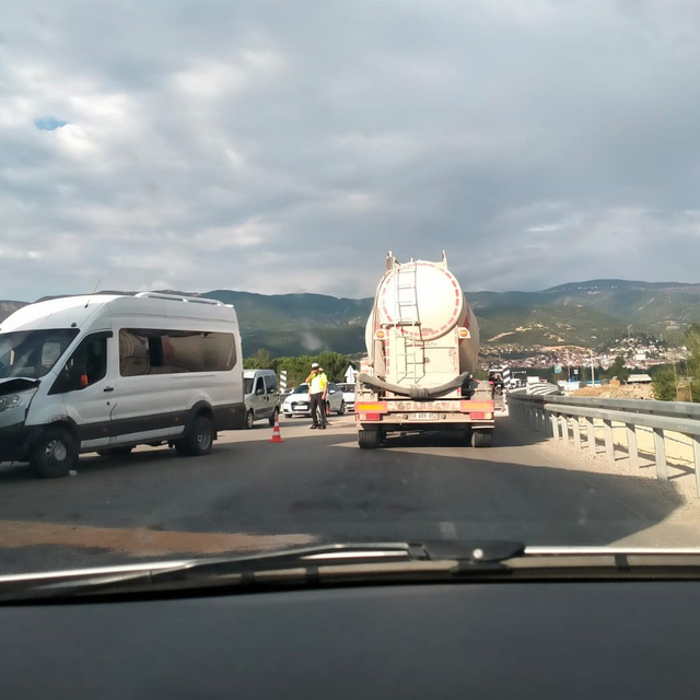 Tokat'ta fındık işçilerinin taşındığı minibüs ile kamyon çarpıştı; 8 yaralı