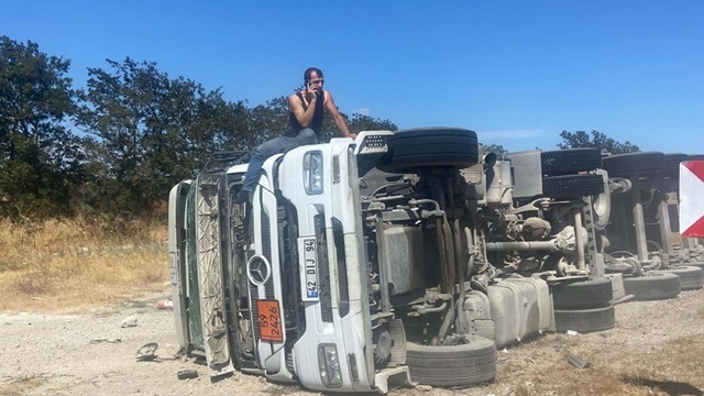 Balıkesir'de amonyum nitrat yüklü tanker devrildi; patlama riskine karşı yol kapatıldı