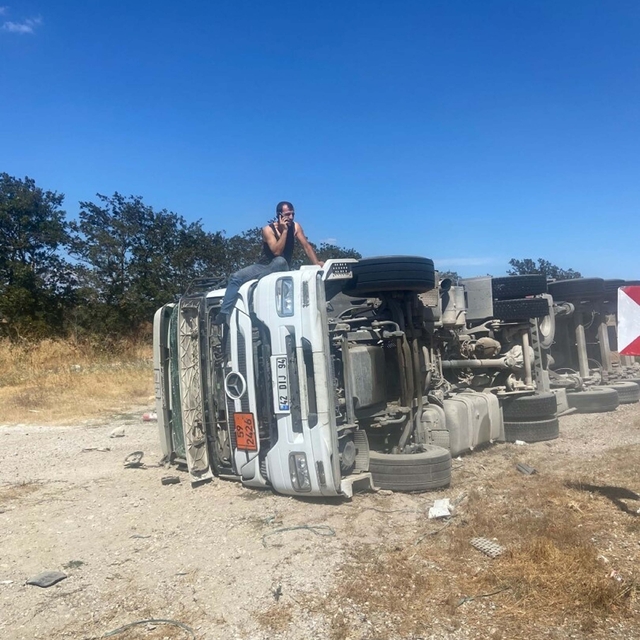 Balıkesir'de amonyum nitrat yüklü tanker devrildi; patlama riskine karşı yo...