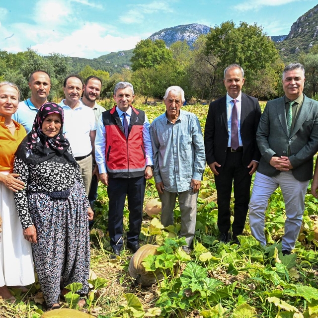 Antalya'da "Tarla Günü" etkinliğinde bal kabağı hasat edildi