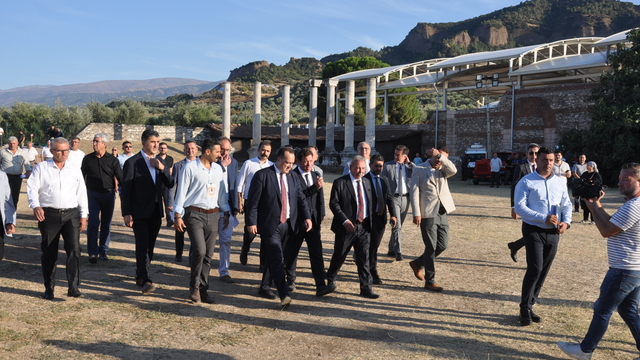 Manisa Büyükşehir Belediye Meclisi Sardes Antik Kenti'nde toplandı