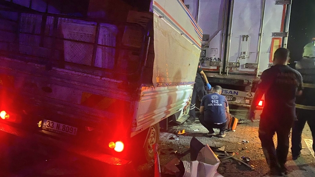 Adana'da tıra çarpan kamyonetin sürücüsü öldü