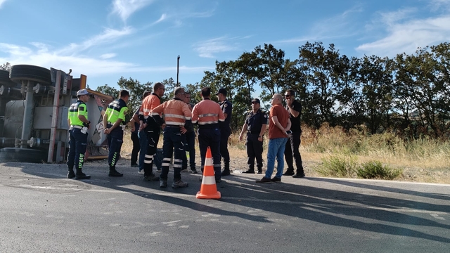 Balıkesir'de amonyum nitrat yüklü tanker devrildi; patlama riskine karşı yol kapatıldı (2)