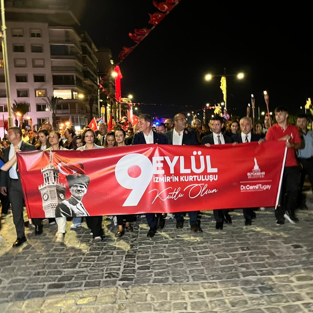 İzmir'de 350 metrelik Türk bayrağı ile 'Zafer Yürüyüşü' (4)
