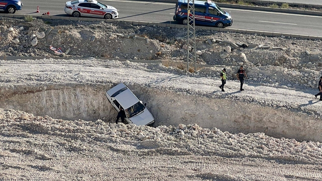 Jandarmadan kaçıp, hafriyat çukuruna düşen otomobilden son anda atladı