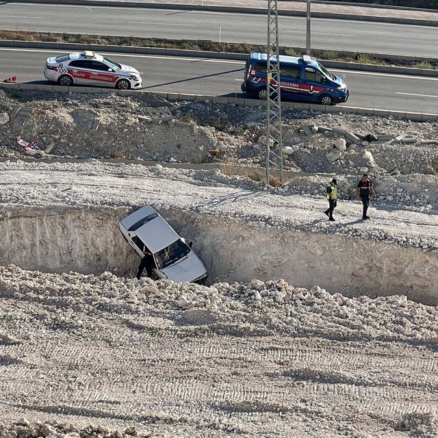 Jandarmadan kaçıp, hafriyat çukuruna düşen otomobilden son anda atladı