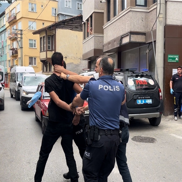 Kavga ihbarına gelen polislerden birini köpeğine ısırtan, diğerini de kendi...