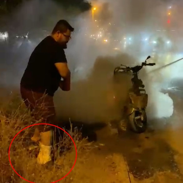 Motosikletteki yangına kırık bacağıyla müdahale etti; o anlar kamerada