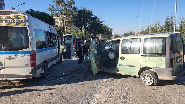 Manisa'da servis minibüsü ile hafif ticari aracın çarpıştığı kazada 8'i öğrenci 9 kişi yaralandı