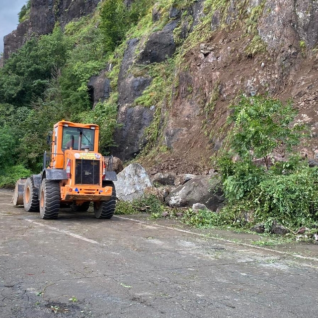 Artvin'de heyelan nedeniyle Karadeniz Sahil Yolu ulaşımında aksama yaşandı