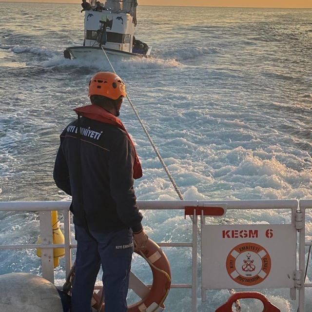 Çanakkale Boğazı'nda sürüklenen balıkçı teknesi kurtarıldı