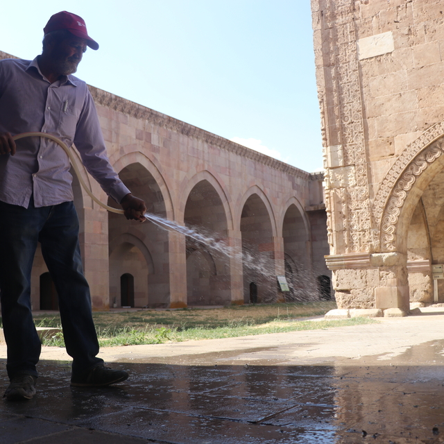 Yüzde 84 bedensel engelli, ömrünü 793 yıllık kervansarayın temizliğine adad...