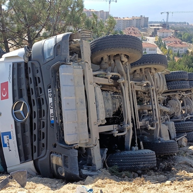 Karabük'te devrilen beton mikserinin sürücüsü yaralandı
