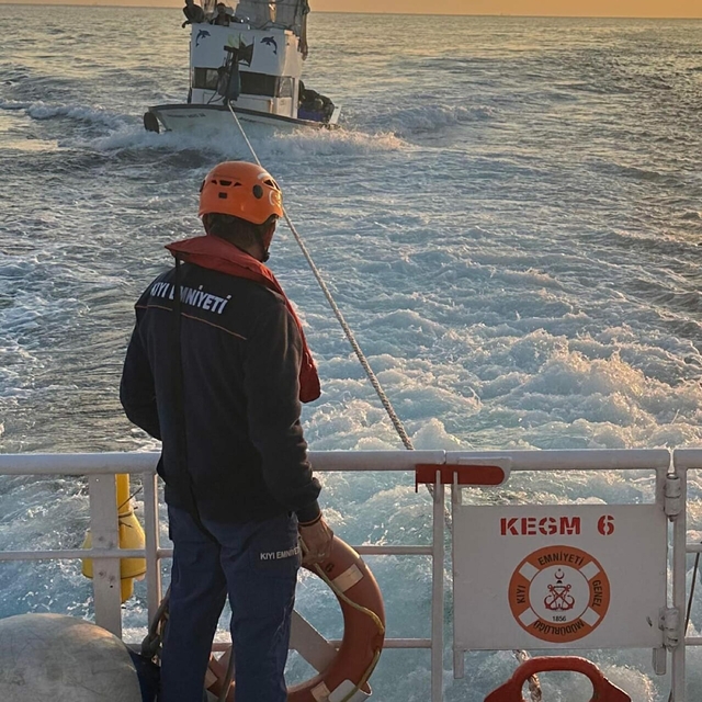 Çanakkale Boğazı'nda sürüklenen tekne kurtarıldı