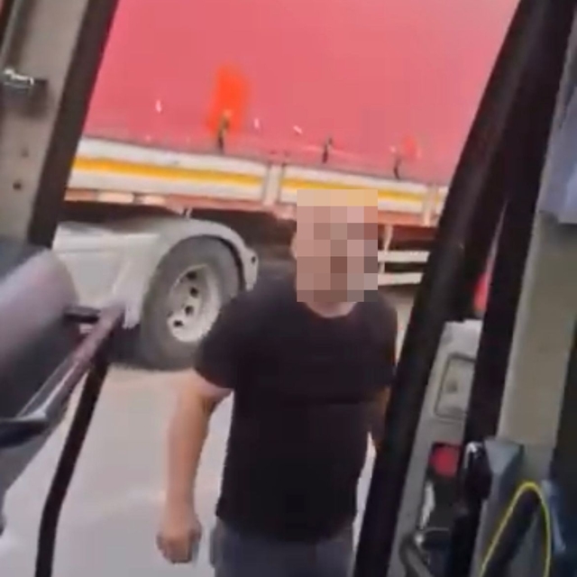 Sürücülerin 'ters yön' kavgası kamerada