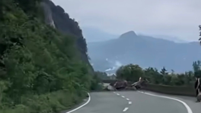 Artvin'de heyelan; Karadeniz Sahil Yolu tek yönlü ulaşıma kapandı