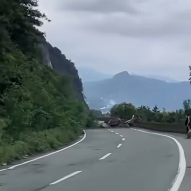 Artvin'de heyelan; Karadeniz Sahil Yolu tek yönlü ulaşıma kapandı