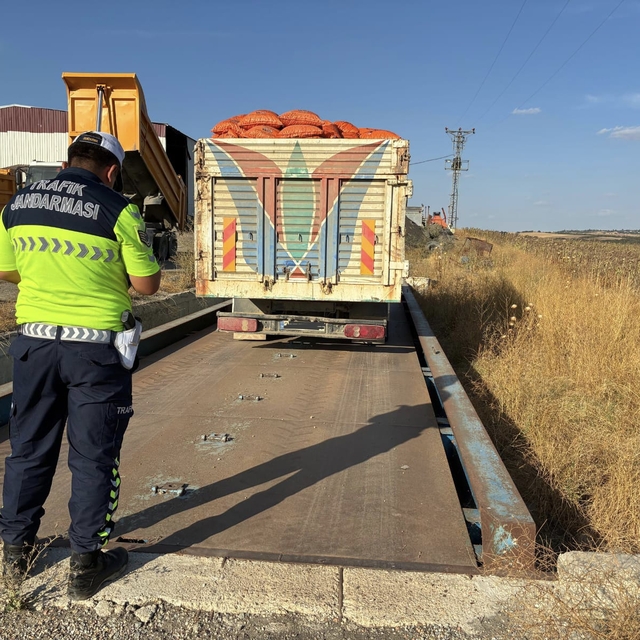 Edirne'de taşıma sınırını aşan kamyon sürücüsüne 59 bin 199 lira ceza