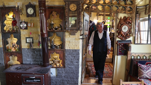 Emekli zabıta amiri, 40 yıldır biriktirdiği antikaları müze gibi evinde sergiliyor