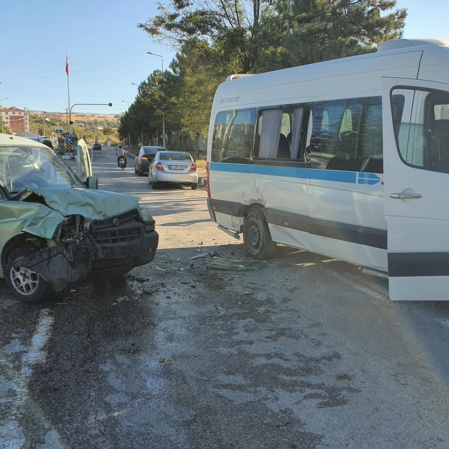 Servis minibüsü ile hafif ticari araç çarpıştı: 8'i öğrenci, 9 yaralı