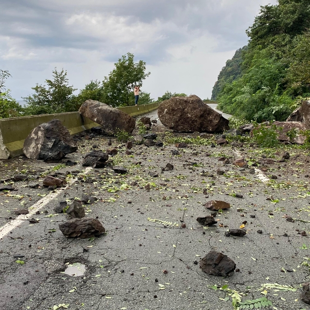 Artvin'de heyelan; kapanan Karadeniz Sahil Yolu ulaşıma açıldı (2)