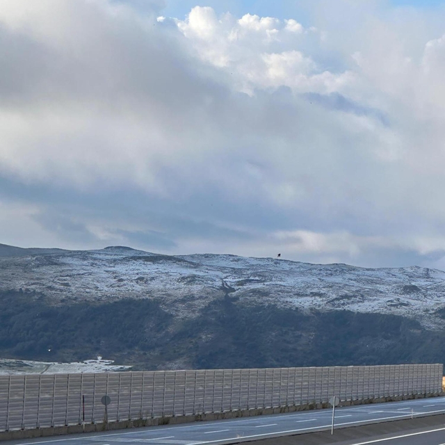 Ardahan'ın yükseklerindeki yaylalar, dolu nedeniyle beyaza büründü