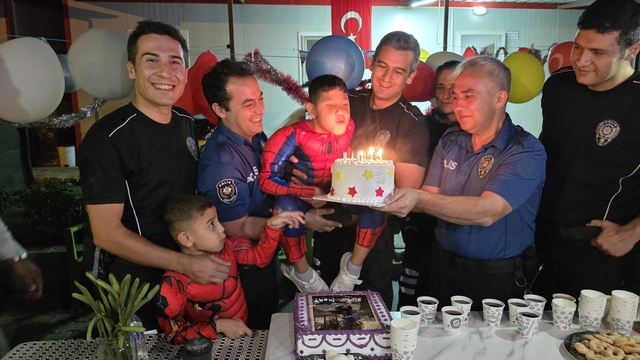 Kırıkhan'da kas hastası çocuğa doğum günü sürprizi