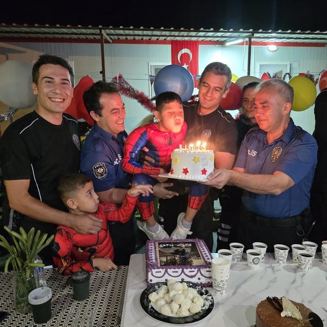 Kırıkhan'da kas hastası çocuğa doğum günü sürprizi