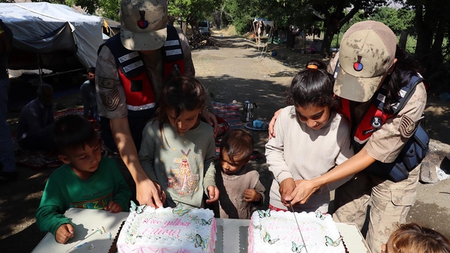 Jandarmadan tarım işçisi ailelerin çocuklarına sürpriz doğum günü
