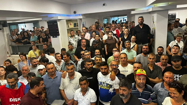 Buca Belediyesi'nde maaş alamayan işçiler belediye binasını 'işgal' etti