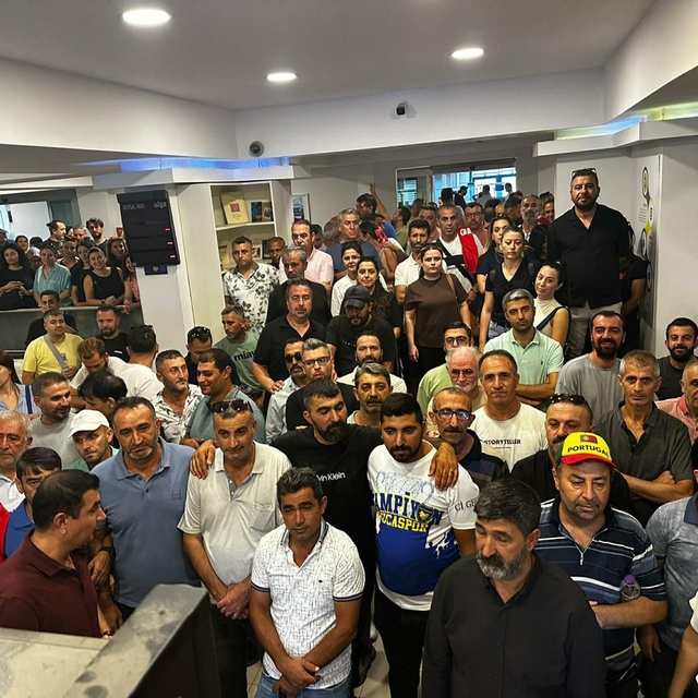 Buca Belediyesi'nde maaş alamayan işçiler belediye binasını 'işgal' etti