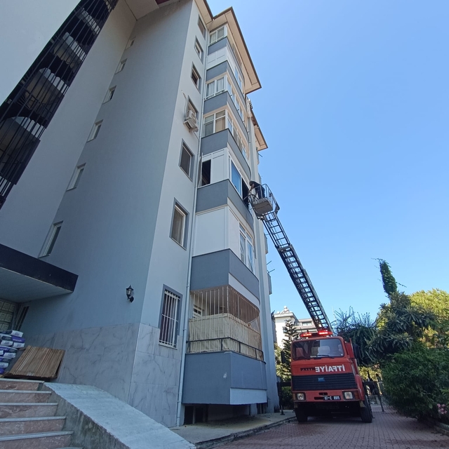 Alanya'da apartman dairesinde çıkan yangın hasara neden oldu