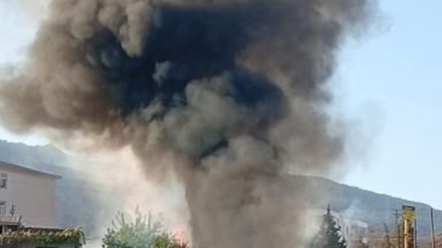 Şırnak'ta yol çalışması sırasında hasar alan boru hattından sızan petrol alev aldı