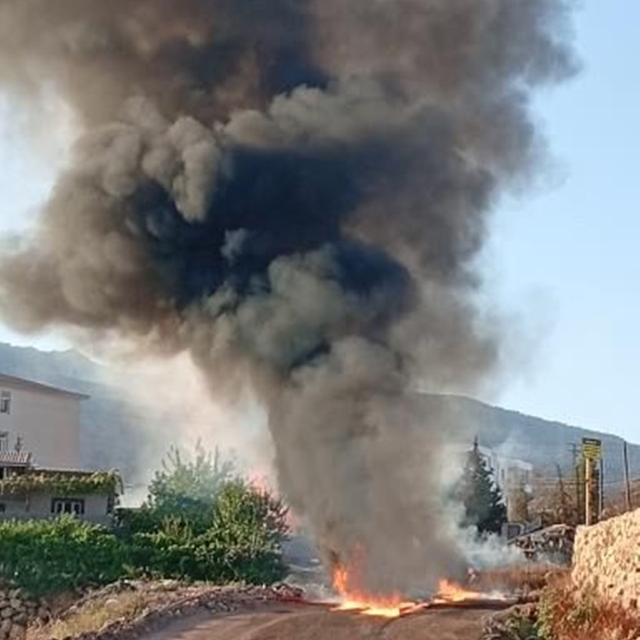 Şırnak'ta yol çalışması sırasında hasar alan boru hattından sızan petrol al...
