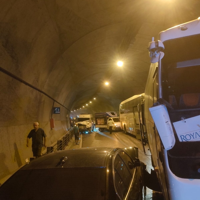 Antalya'da zincirleme trafik kazasında 10 kişi yaralandı
