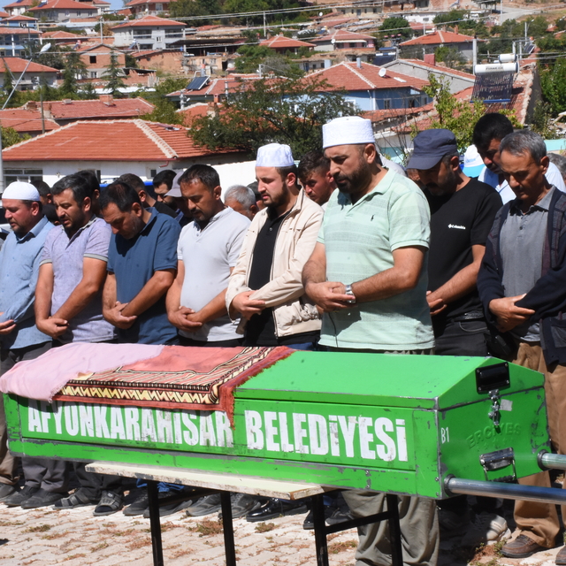 Afyonkarahisar'da tabancayla öldürülen iki kadının cenazesi defnedildi