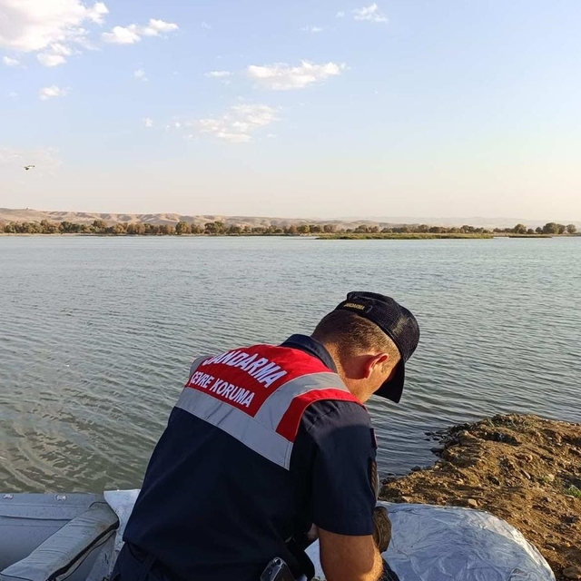 Batman Çayı'ndan 250 metre hayalet ağ çıkarıldı