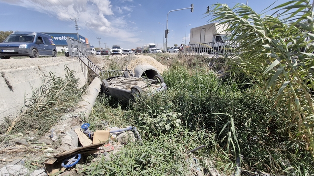 Antakya'da pikapla çarpışarak su kanalına devrilen otomobildeki 2 kişi yaralandı