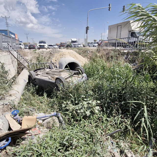 Antakya'da pikapla çarpışarak su kanalına devrilen otomobildeki 2 kişi yara...