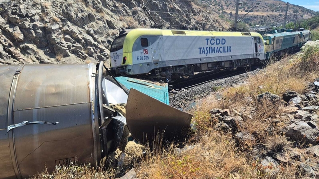 Malatya'da iki yük treni çarpıştı: 1 yaralı